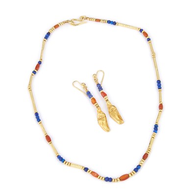 Lot 708 - AN 18 CARAT GOLD LAPIS LAZULI AND CARNELIAN BEAD NECKLACE AND PAIR OF EARRINGS