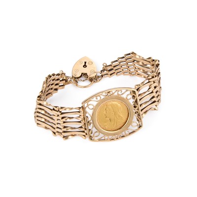 Lot 764 - A 9 CARAT GOLD GATE LINK BRACELET WITH A VICTORIA (1819-1901) SOVEREIGN, 1895