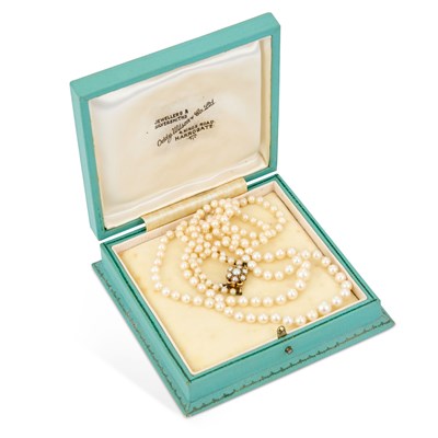 Lot 791 - A DOUBLE ROW CULTURED PEARL NECKLACE WITH A 9 CARAT GOLD CLASP