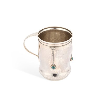 Lot 489 - AN ARTS AND CRAFTS SILVER MUG