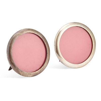 Lot 512 - A PAIR OF GEORGE V SILVER-MOUNTED CIRCULAR PHOTOGRAPH FRAMES