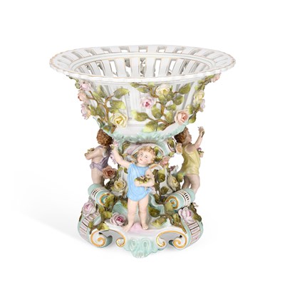 Lot 253 - A LARGE CONTINENTAL PORCELAIN CENTREPIECE