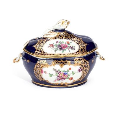 Lot 266 - A WORCESTER BLUE GROUND SAUCE TUREEN AND COVER