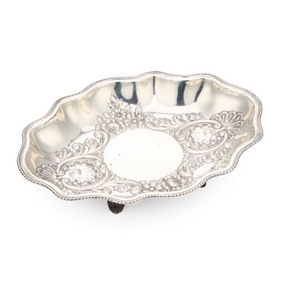 Lot 542 - AN EDWARDIAN SILVER TABLE DISH