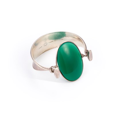 Lot 785 - VIVIANNA TORUN BÜLOW-HÜBE FOR GEORG JENSEN, A SILVER AND CHRYSOPHASE DEW DROP BANGLE