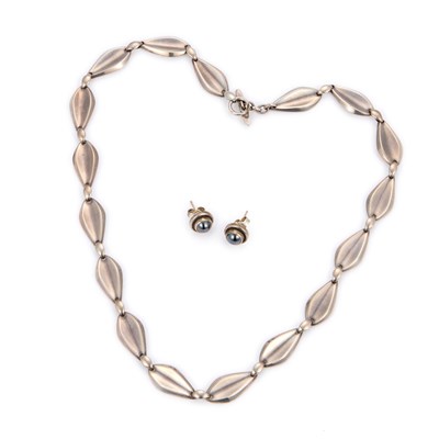 Lot 710 - A HERMANN SIERSBØL DANISH SILVER NECKLACE AND A PAIR OF GEORG JENSEN SILVER STUD EARRINGS