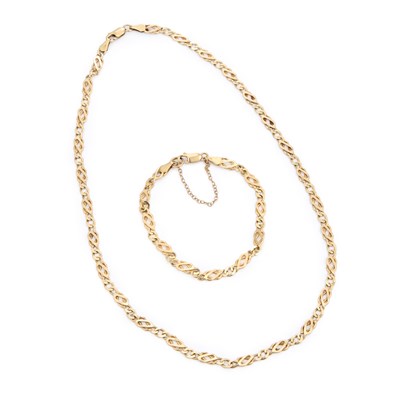 Lot 828 - A 9 CARAT GOLD NECKLACE AND BRACELET SET