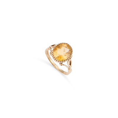 Lot 856 - A CITRINE RING