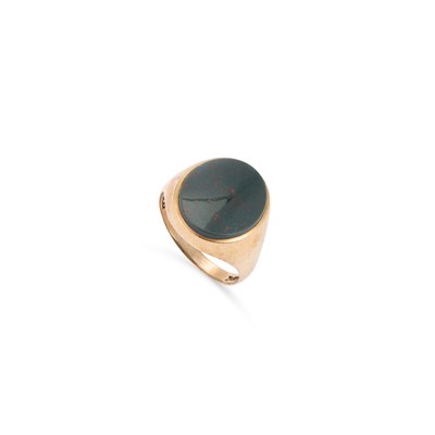 Lot 879 - A 9 CARAT GOLD BLOODSTONE SIGNET RING