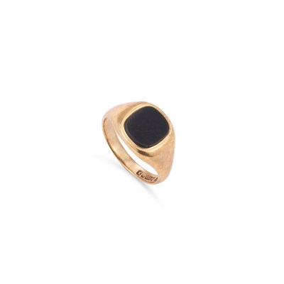Lot 878 - A 9 CARAT GOLD ONYX SIGNET RING
