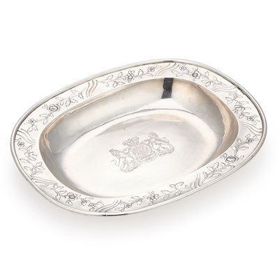 Lot 589 - A GEORGE III SILVER SERVING DISH
