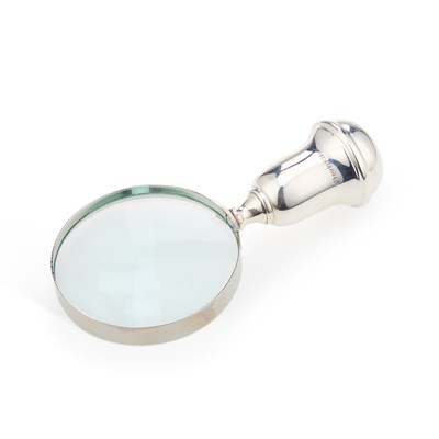 Lot 427 - AN ELIZABETH II SILVER-MOUNTED MAGNIFYING GLASS
