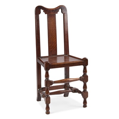Lot 899 - AN OAK SIDE CHAIR