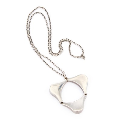 Lot 784 - IBE DAHLQUIST FOR GEORG JENSEN, A DANISH SILVER PENDANT NECKLACE