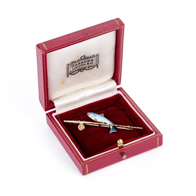 Lot 640 - A NOVELTY ENAMEL FISHING BROOCH