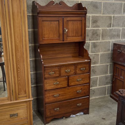 Lot 252 - AN EDWARDIAN MAHOGANY SIDE CABINET