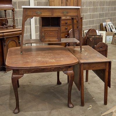 Lot 255 - AN OAK DINING TABLE