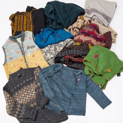 Lot 88 - A GROUP OF BRANDED KNITWEAR