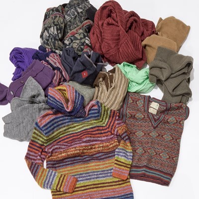 Lot 87 - A GROUP OF BRANDED KNITWEAR