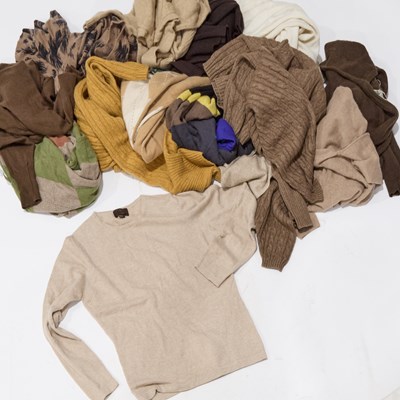 Lot 147 - A GROUP OF CASHMERE JUMPERS
