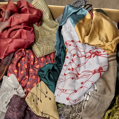 Lot 184 - A LARGE COLLECTION OF ACCESSORIES