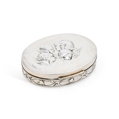 Lot 244 - AN EDWARDIAN SILVER OVAL JEWELLERY BOX