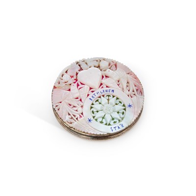 Lot 221 - A CONTINENTAL 833 GRADE SILVER AND MOTHER-OF-PEARL COMPACT