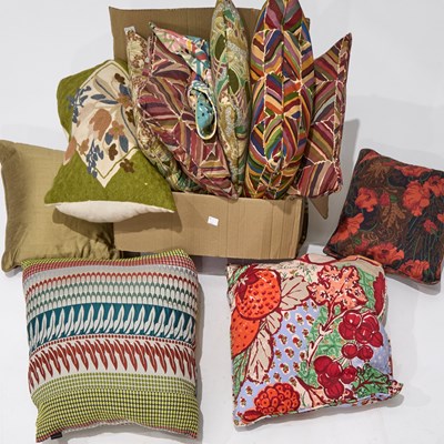 Lot 237 - A MIXED GROUP OF SOFT FURNISHINGS