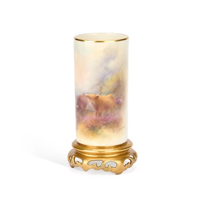 Lot 113 - A ROYAL WORCESTER VASE