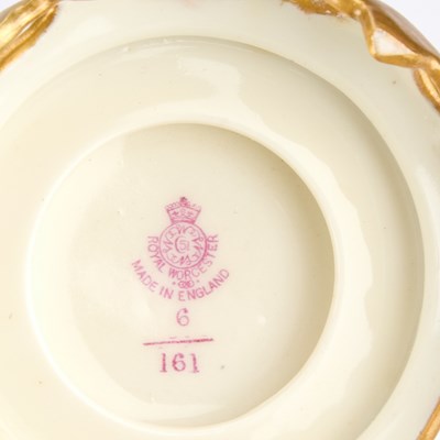 Lot 113 - A ROYAL WORCESTER VASE