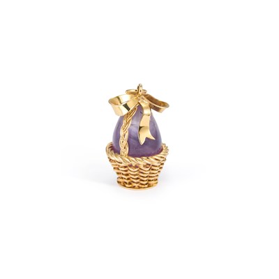 Lot 616 - A GREEK AMETHYST NOVELTY EGG BASKET PENDANT CHARM