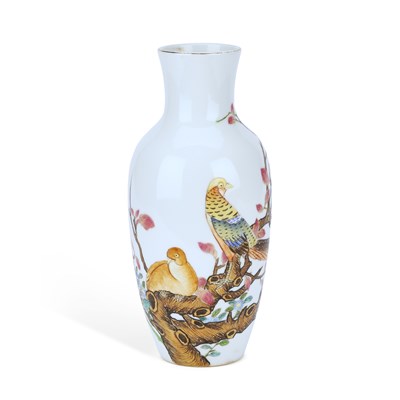 Lot 693 - A CHINESE PORCELAIN VASE