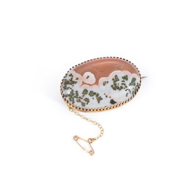Lot 621 - A VICTORIAN AGATE BROOCH