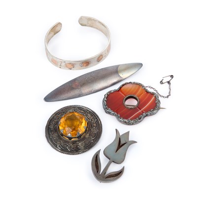 Lot 617 - A GROUP OF SILVER JEWELLERY