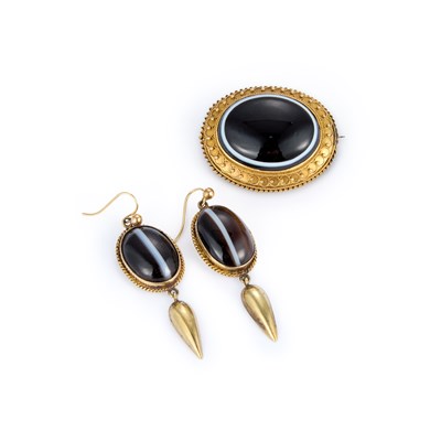 Lot 628 - A PAIR OF VICTORIAN BANDED AGATE PENDANT EARRINGS AND A BROOCH