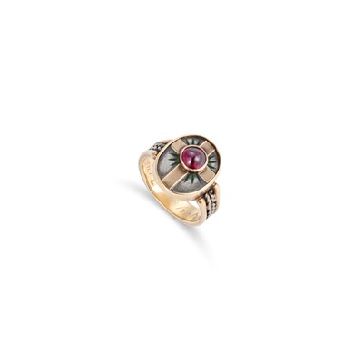 Lot 610 - A GARNET CROSS RING