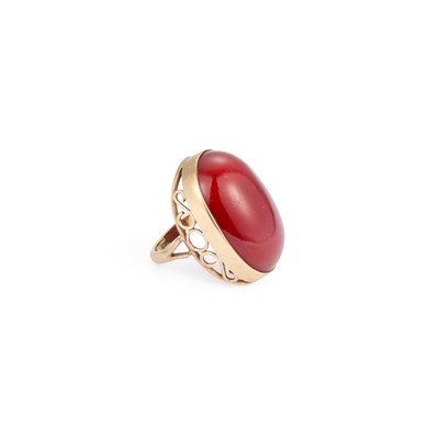 Lot 522 - A CHERRY AMBER BAKELITE RING