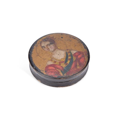 Lot 662 - A 19TH CENTURY LACQUERED PAPIER-MÂCHÉ SNUFF BOX