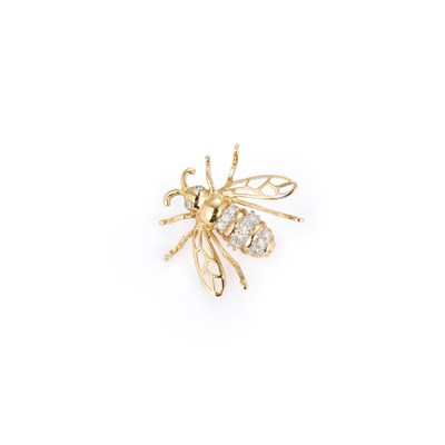 Lot 570 - A 14 CARAT GOLD DIAMOND BEE BROOCH