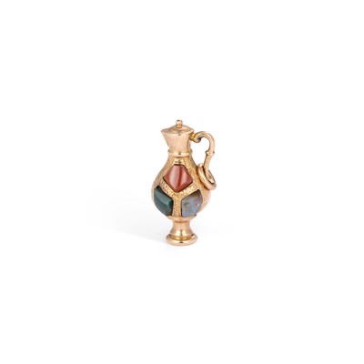 Lot 571 - AN AGATE-SET EWER CHARM/ PENDANT