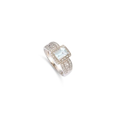 Lot 543 - AN AQUAMARINE AND DIAMOND RING