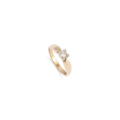 Lot 551 - A 9 CARAT GOLD DIAMOND SOLITAIRE RING