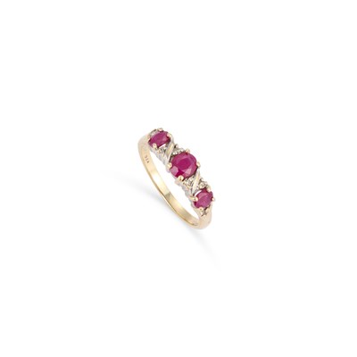 Lot 562 - A RUBY AND DIAMOND RING