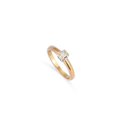 Lot 607 - A 9 CARAT GOLD SOLITAIRE DIAMOND RING