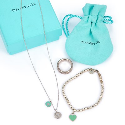 Lot 583 - A GROUP OF TIFFANY & CO SILVER JEWELLERY
