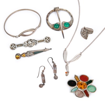 Lot 573 - A GROUP OF SCOTTISH AND CELTIC JEWELLERY