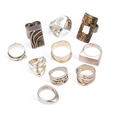 Lot 520 - A GROUP OF SILVER RINGS