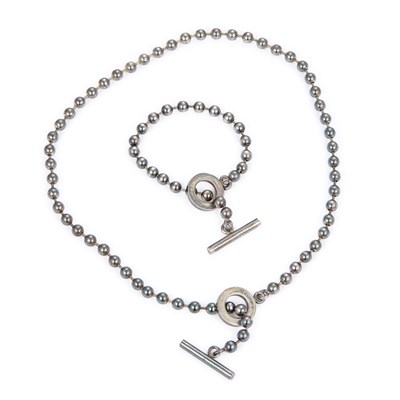 Lot 540 - A GUCCI BOULE CHAIN NECKLACE AND BRACELET SET