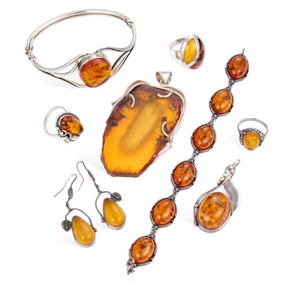 Lot 563 - A GROUP OF SILVER AND AMBER JEWELLERY
