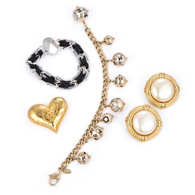 Lot 587 - A GROUP OF DESIGNER COSTUME JEWELLERY